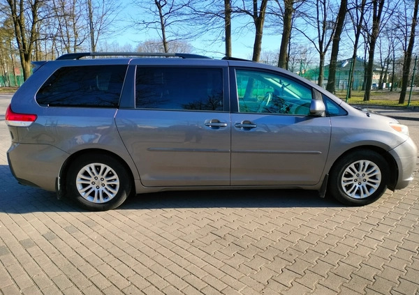 Toyota Sienna cena 58888 przebieg: 332000, rok produkcji 2011 z Legionowo małe 277